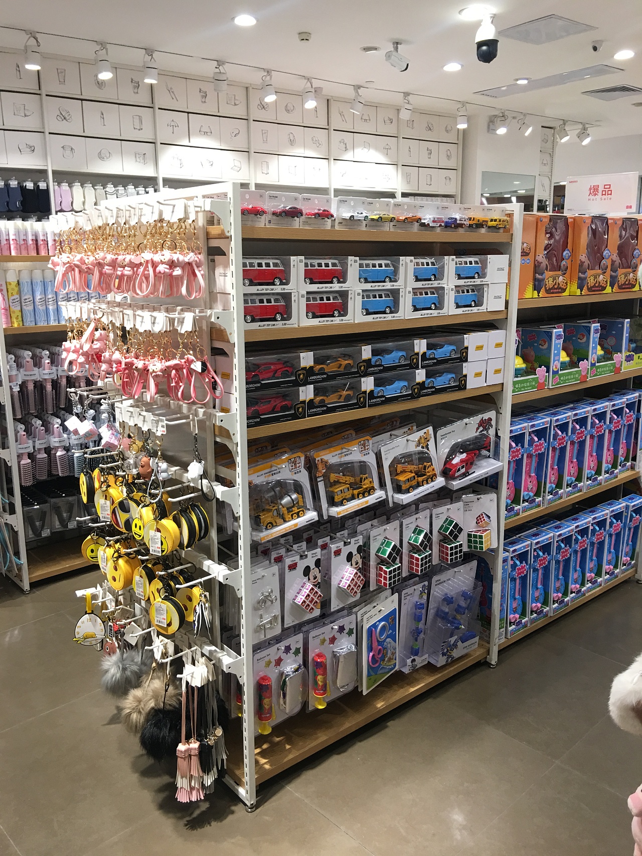 名創(chuàng)優(yōu)品、諾米（Nome）百貨店開店籌備全攻略 廣州貨架廠家的關(guān)鍵角色